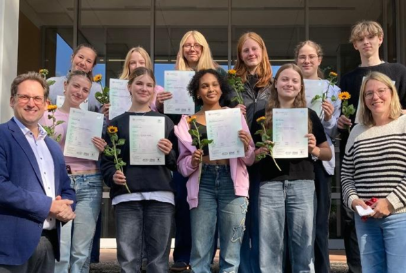 Absolventen mit ihren Zertifikaten