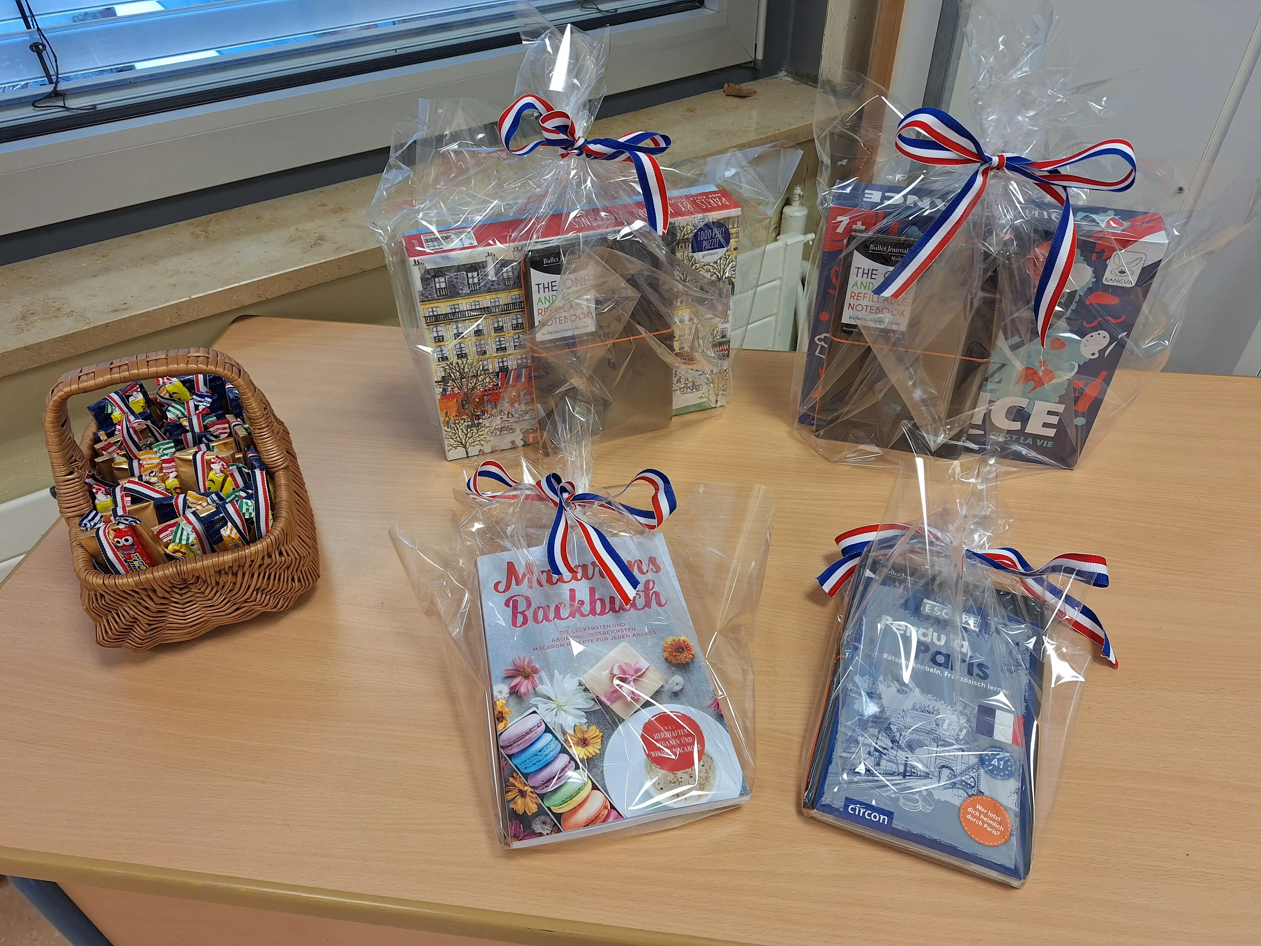 2026 01 22 Geschenke fuer die Siegerinnen des Vorlesewettbewerbs.jpg