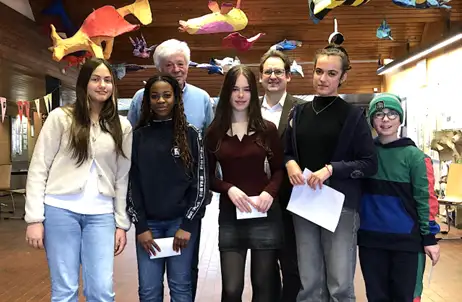 Das Foto zeigt die Preisträgerinnen, Schulleiter Kevin Amberg und Dr. E. Thies vom Lions Club Elmshorn