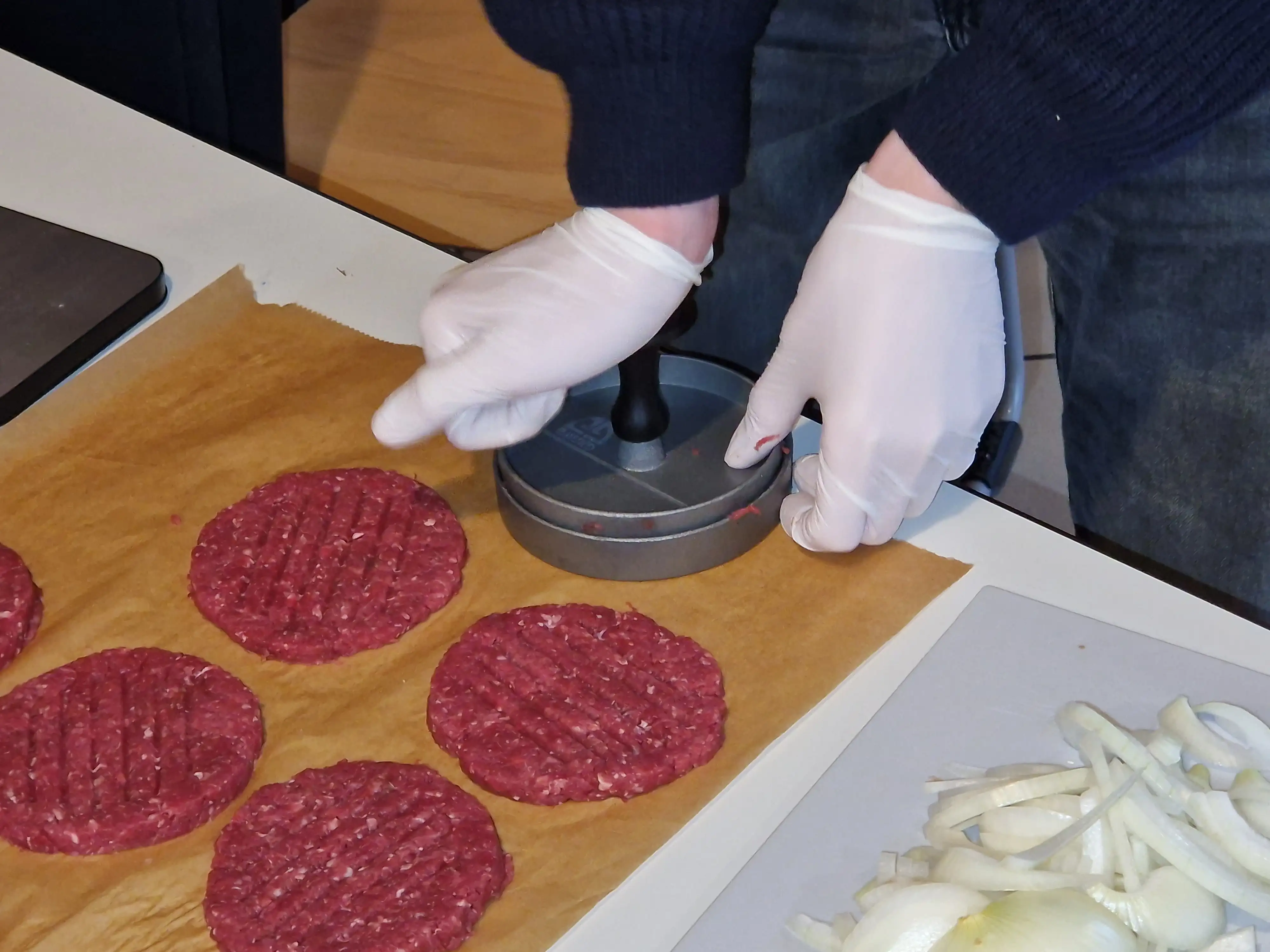 Burger-Patties werden zubereitet