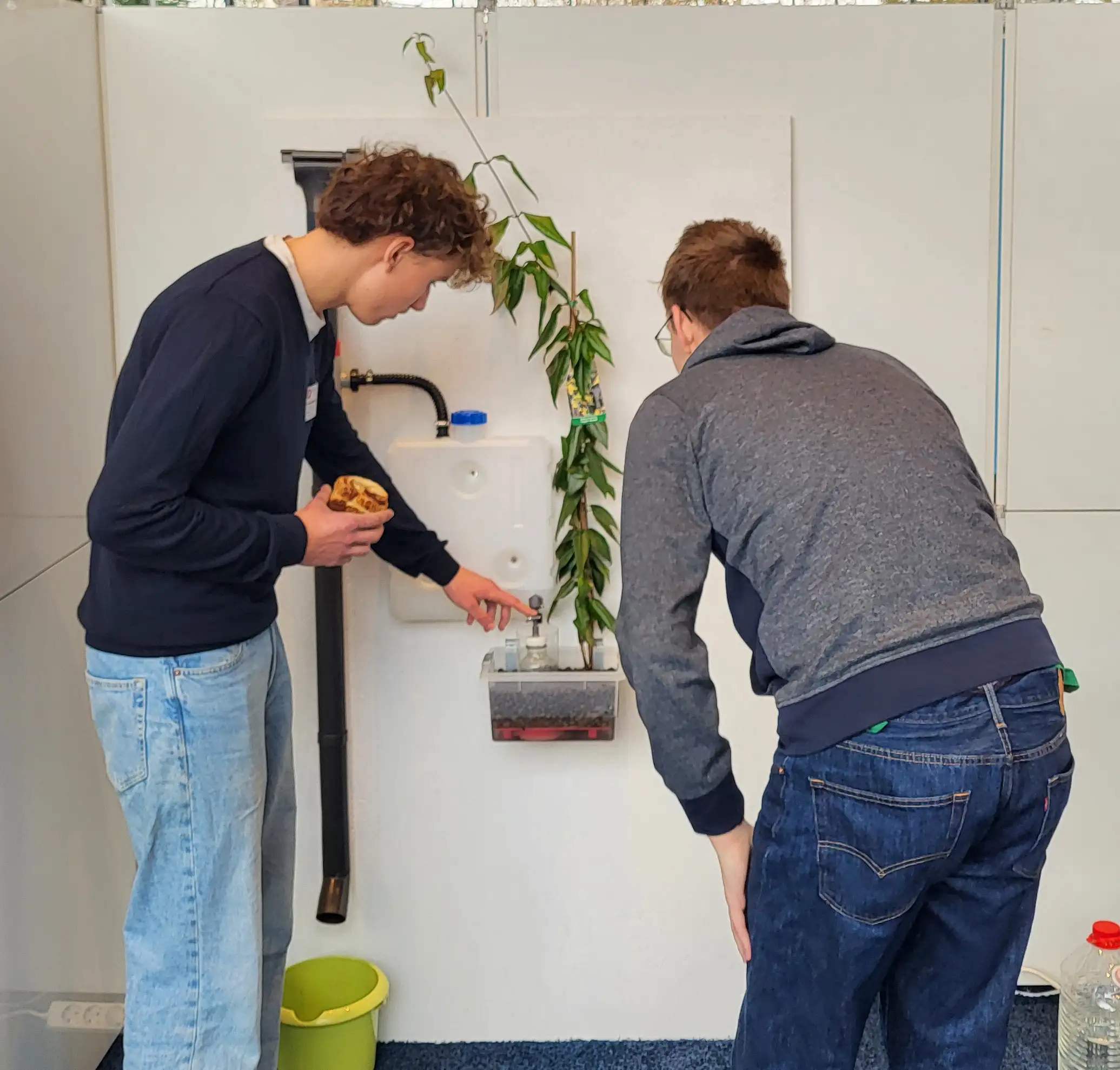 Jonas erläutert seine originelle Entwicklung zur Fassadenbegrünung