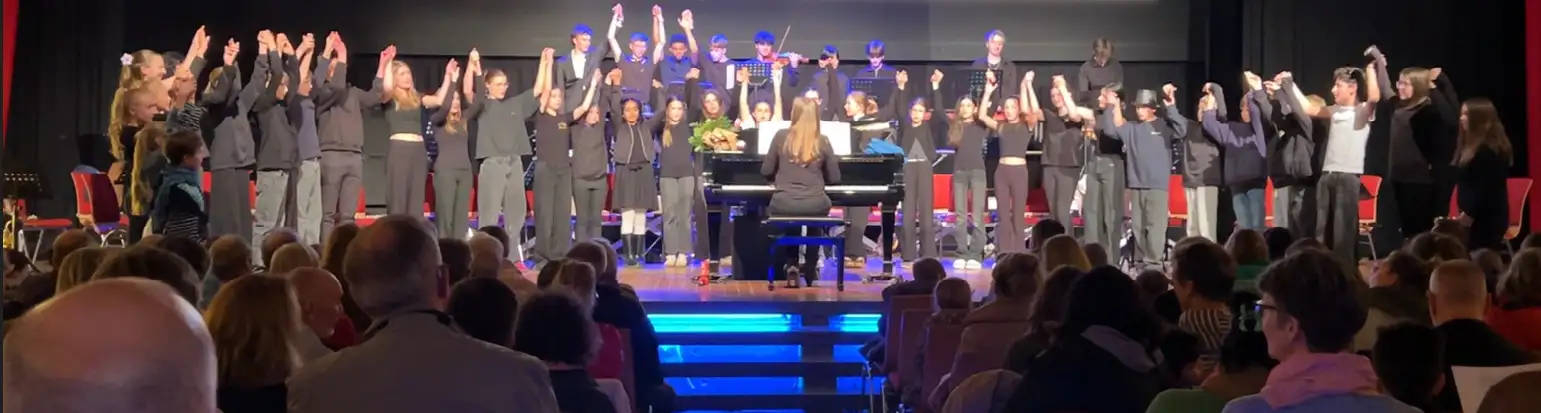 05 Eine gro artige Auff hrung geht zu Ende.jpg