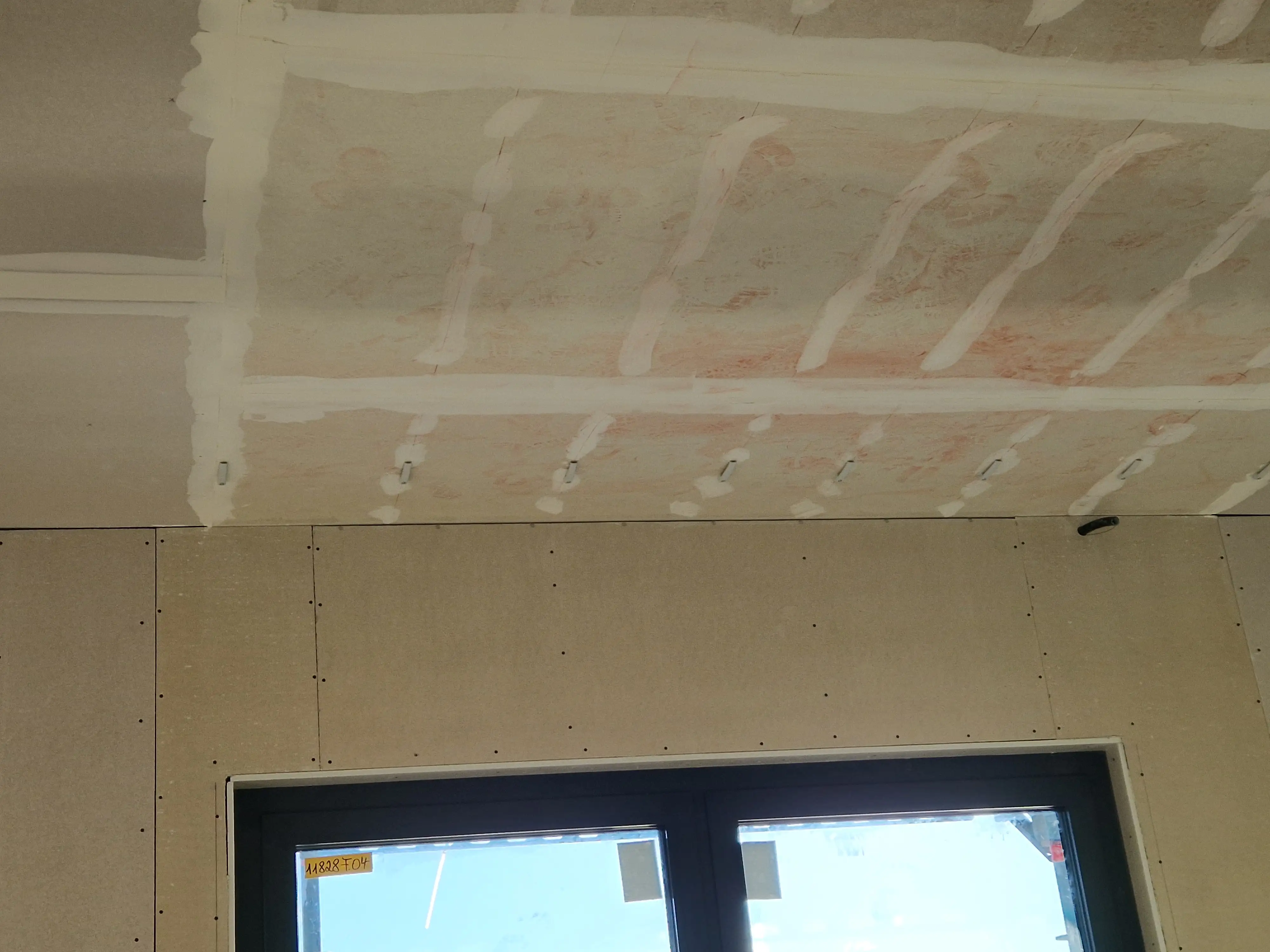 03 Fu spuren an der Decke.jpg