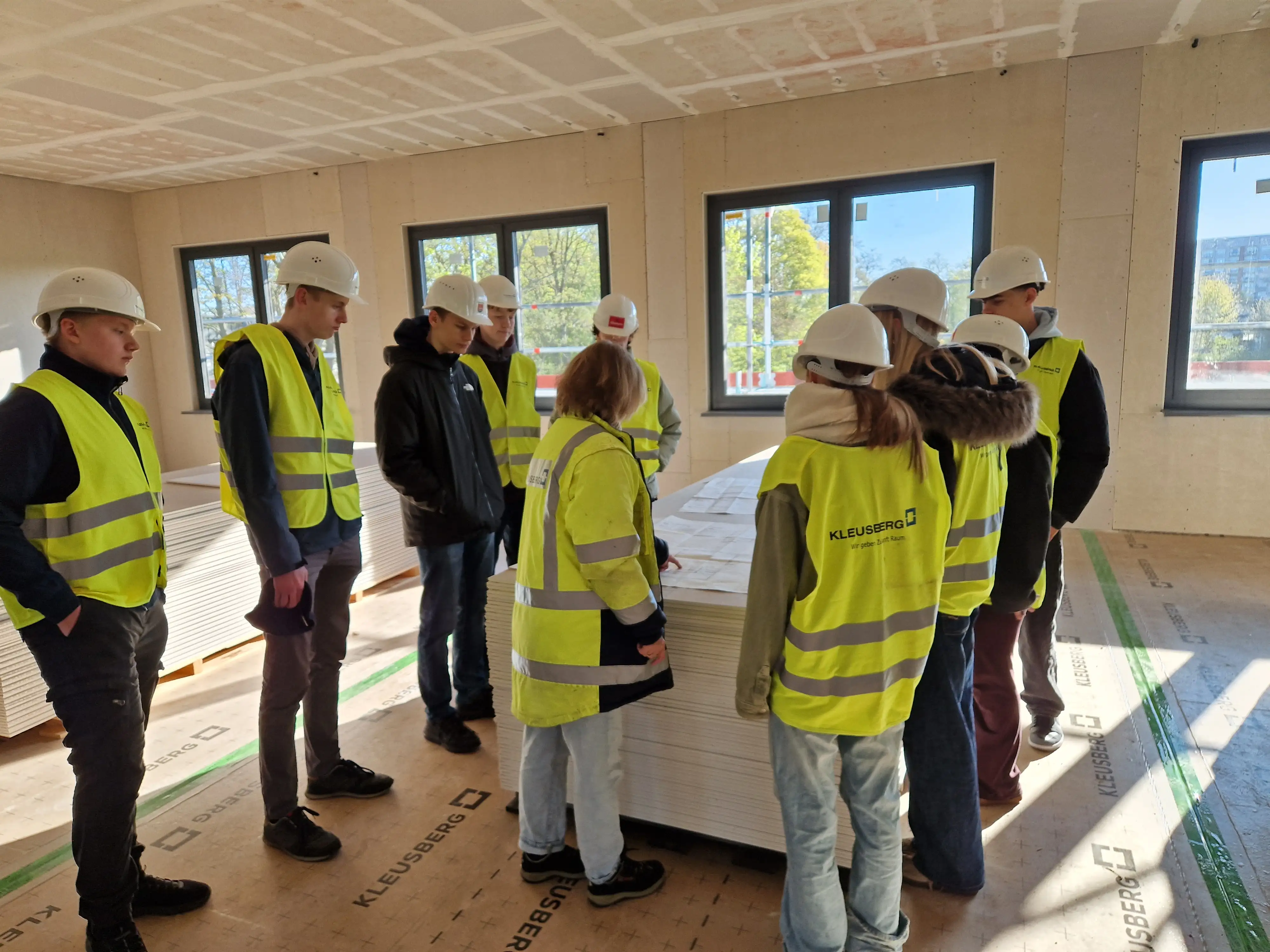 04 Bauleitung erl utert den Grundriss.jpg