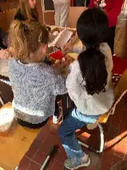 hoch Schuelerinnen beim Lesezeichen Basteln.jpeg