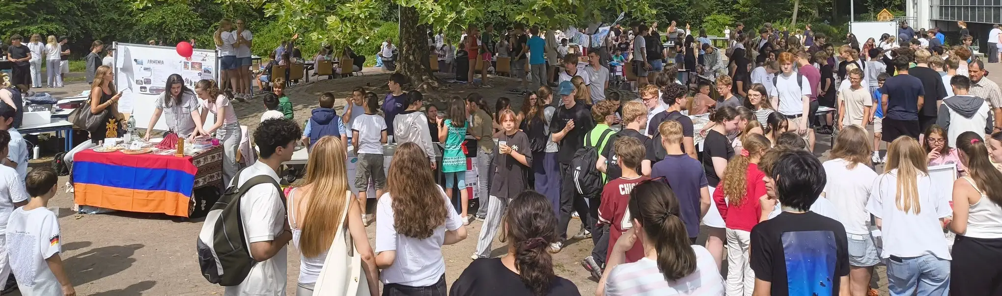 Schüler:innen und Lehrkräfte bestaunen die Vielfalt