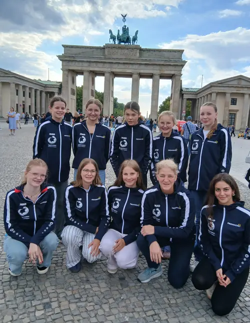 Team Elsa vor dem Brandenburger Tor