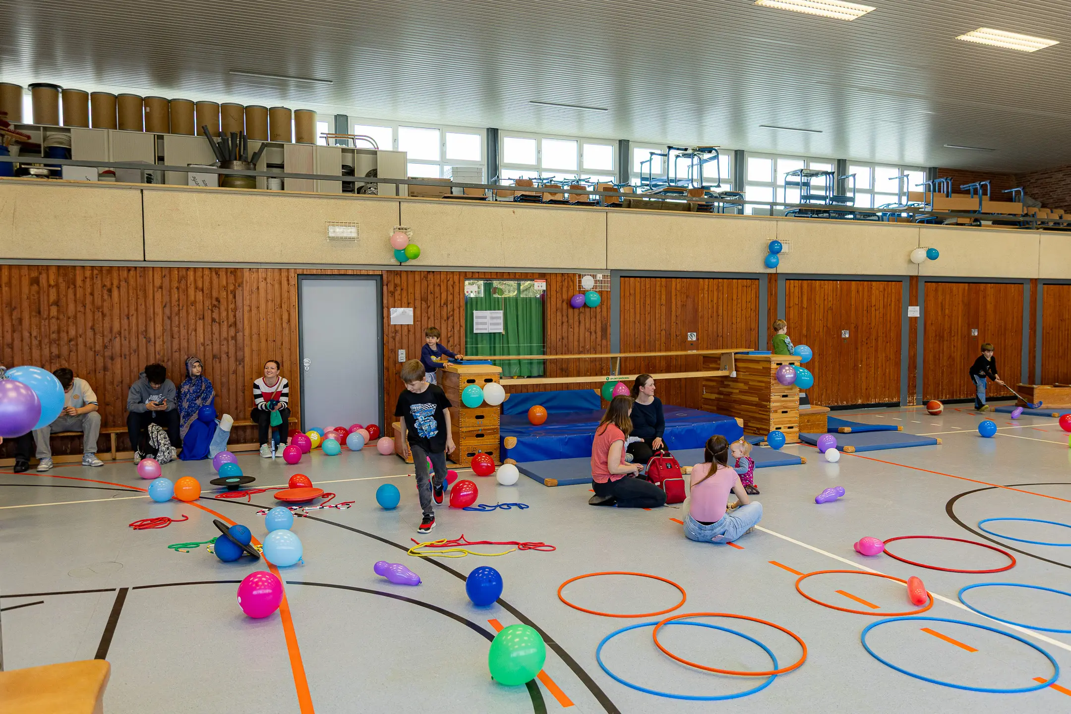 In der Sporthalle lädt ein Hindernisparcours zur Bewegung ein