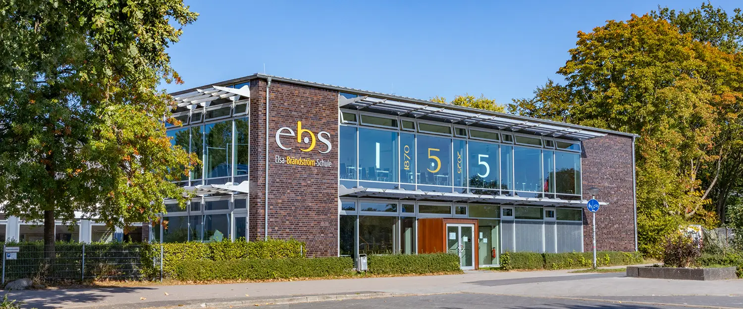 Frontansicht der Schule